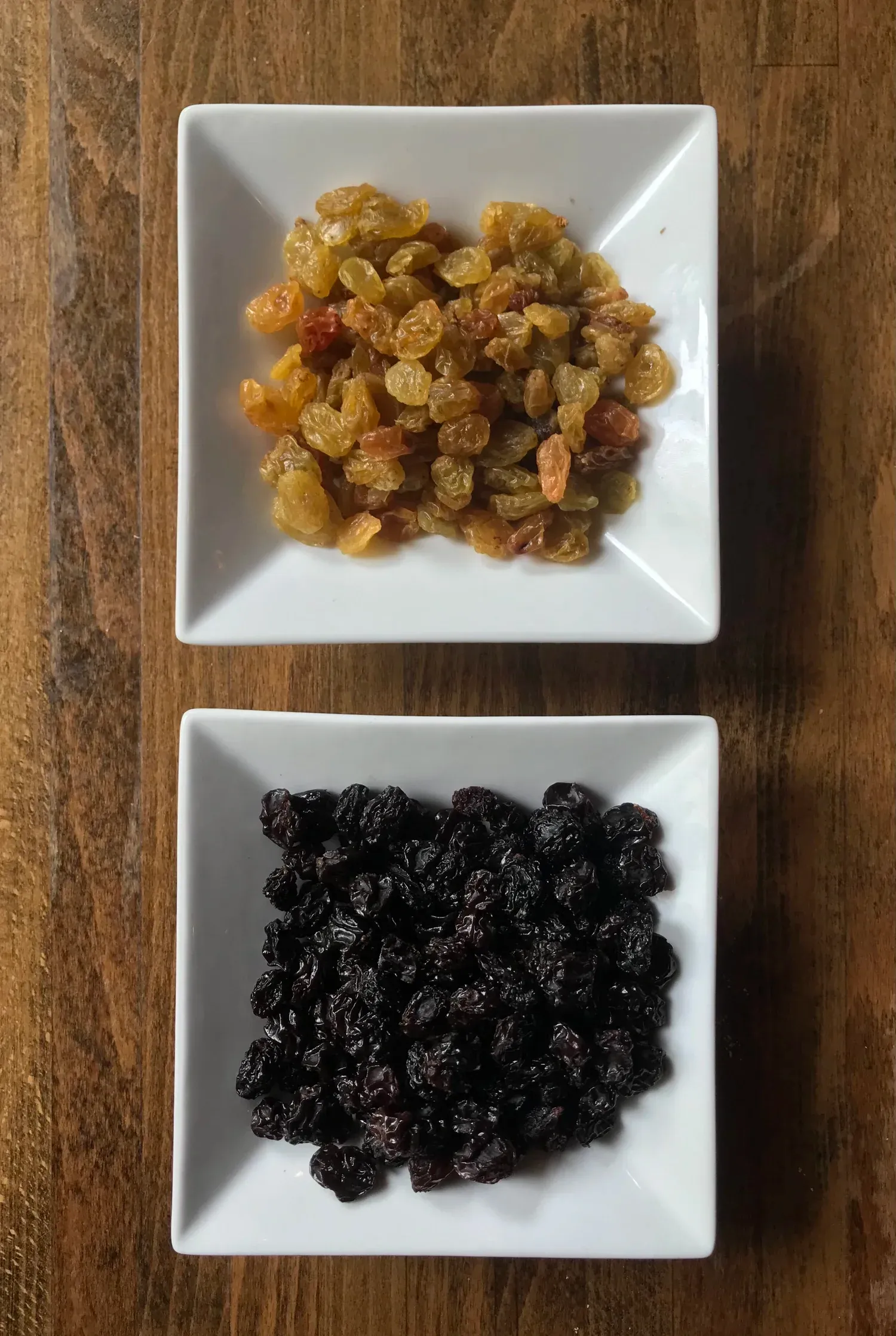 Different varieties of dried raisins